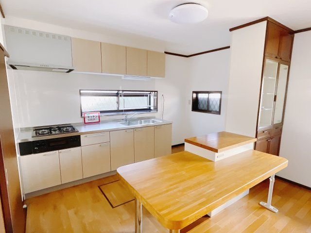 【中古戸建】前橋市亀里町のキッチン|コミュニケーションがとりやすく、家族の絆が深まります。今日の出来事をおしゃべりしながら楽しい時間をお過ごしください♪