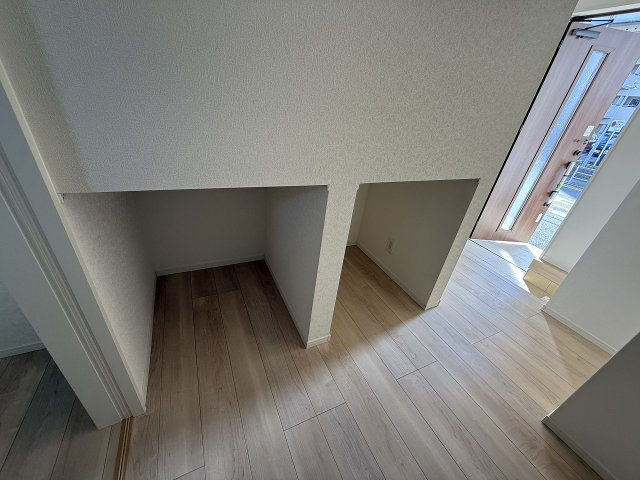 今宿１丁目　新築戸建　２棟の収納|階段下収納