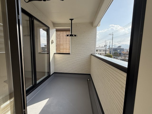 今宿１丁目　新築戸建　２棟のバルコニー|6帖に面したインナーバルコニー