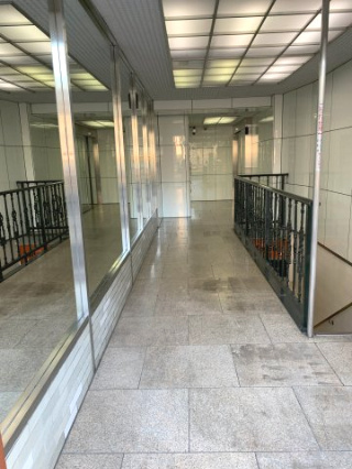 マルマン六本木ビルのエントランス