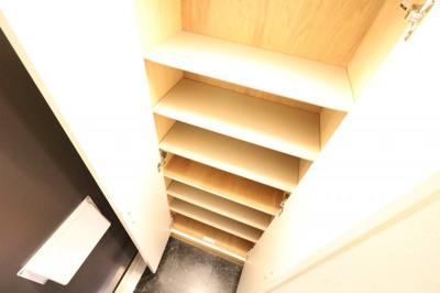 【玄関】 | レオパレスクレストコート | 同タイプの物件写真です。