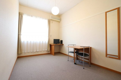 【居間・リビング】 | レオパレス千石西 | 1Fはフローリング・2Ｆ以上は絨毯。同タイプの物件写真です。