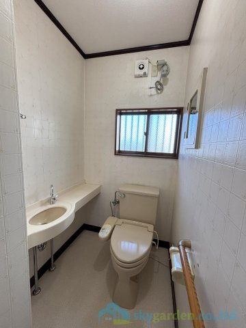 平塚市達上ヶ丘　中古戸建のトイレ