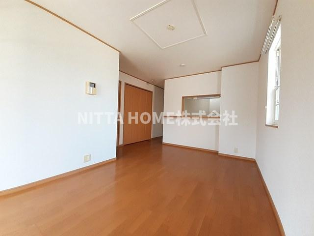 パストラルⅡの居間・リビング|１２．８帖のリビングルームにカウンターキッチン付き＊