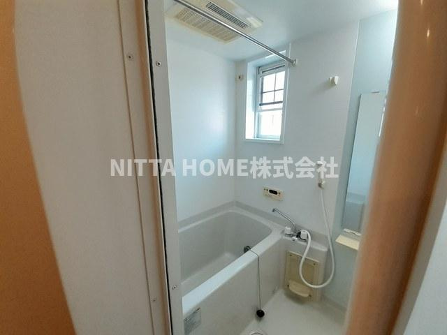 パストラルⅡの浴室|小窓付きで、追い焚きや浴室乾燥機能がついています☆彡