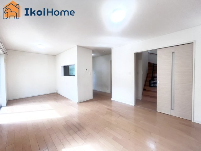 神戸市西区月が丘1丁目　中古戸建の居間・リビング|【ホームページに現地動画掲載中】●年中無休：当日予約可●フロア－コーティングなどローンに組込む事も可