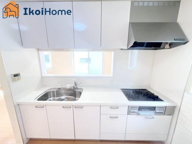 神戸市西区月が丘1丁目　中古戸建のキッチン|【ホームページに現地動画掲載中】●年中無休：当日予約可●三口コンロには火口にＳＩセンサーを搭載！