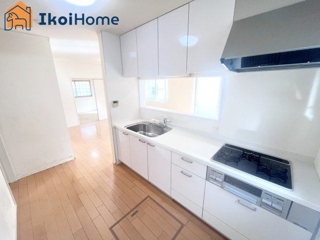 神戸市西区月が丘1丁目　中古戸建のキッチン|【ホームページに現地動画掲載中】●年中無休：当日予約可●キッチンには小窓があり光が入り明るいです！