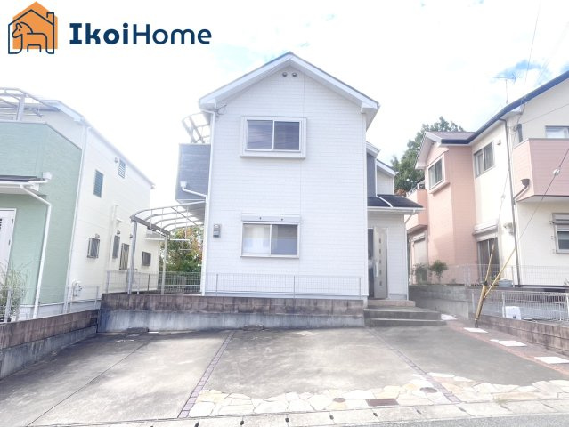 神戸市西区月が丘1丁目　中古戸建の外観|【ホームページに現地動画掲載中】●年中無休：当日予約可●両面道路で陽当り良好♪駐車スペース3台！