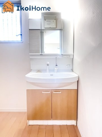 神戸市西区月が丘1丁目　中古戸建の洗面所|【ホームページに現地動画掲載中】●年中無休：当日予約可●洗面台はお化粧をする時に便利な3面鏡。