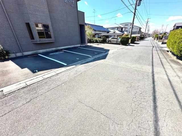 セザンヌ小鷹野 2の駐車場