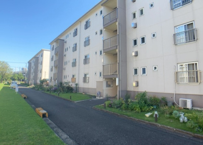 【構造・工法・仕様】 | 相武台団地 | 木造住宅とは土台、壁、柱など建築物の強度を支える構造体の材に木が使用されている構造を指します。構造体は建物の自重を支えるだけではなく風圧や水圧、積裁荷重などあらゆる衝撃に耐えるための基礎です。