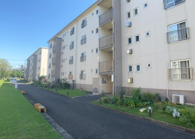 【構造・工法・仕様】 | 相武台団地 | 木造住宅とは土台、壁、柱など建築物の強度を支える構造体の材に木が使用されている構造を指します。構造体は建物の自重を支えるだけではなく風圧や水圧、積裁荷重などあらゆる衝撃に耐えるための基礎です。