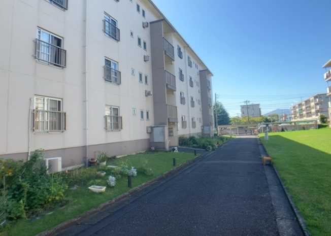 【外観】 | 相武台団地 | 東側道路の場合は居室を南向きに設計しやすいため、朝日が入りやすいというメリットがあります。一方、西側道路も東側同様に居室を南向きに設計しやすいのですが、住宅地だと朝日が入りにくいという弱点があります。