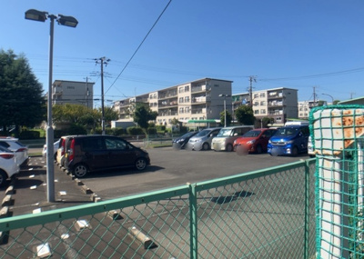 【駐車場】 | 相武台団地 | 車一台あたりに必要なスペースは、標準サイズの普通自動車で横幅2m50cm、長さ5mは必要になります。ただし、乗降のことも考慮して横幅3m30cm、長さ5m50cmほどは確保できるところを選びましょう。