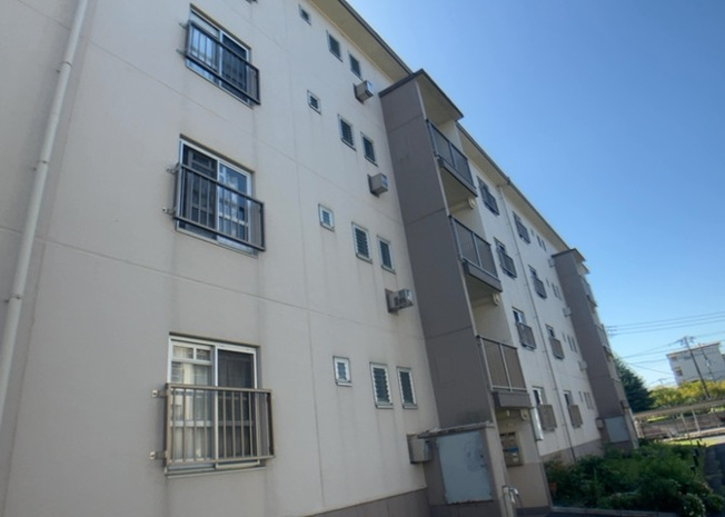 【外観】 | 相武台団地 | バルコニーは、建物内から室外へ楽に出入りできる便利なスペースです。また、バルコニーには手すりを付けることが義務付けられており、手すりの高さは110cm以上で施工することが建築基準法で定められています。