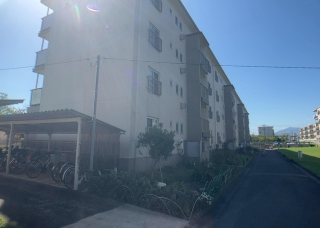 【外観】 | 相武台団地 | 住宅用の土地では前面道路に2m以上接していなければならないと法律で定められています。しかし、お持ちの車のサイズやライフスタイルなどにより、2mでは利便が悪い場合もございますので、事前に確認しましょう。