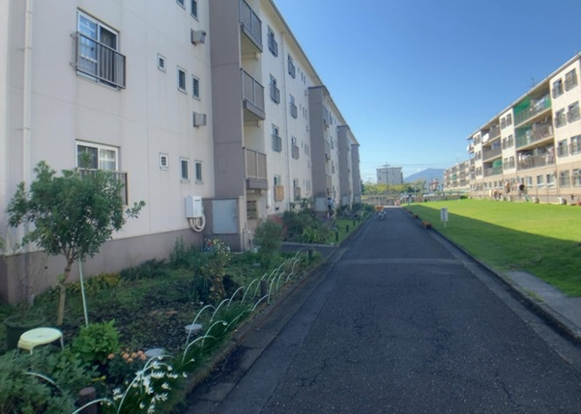 【外観】 | 相武台団地 | 道幅が広い場所は日当たりや風通が良好です。幅が広いのですれ違いも可能ですし大きな車でも駐車可能！一方で、大型車が通ることも多くなるため交通量の増加により騒音に繋がります。また土地の値段が高くなります。