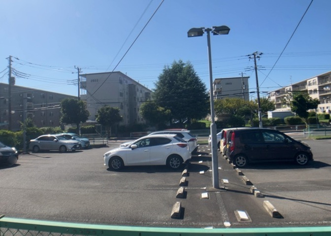 【駐車場】 | 相武台団地 | 駐車場と明記されていても、最小スペースでつくられた駐車場だと大型車は駐車できなかったり、出入りしにくくなったりする可能性があります。お車のサイズと購入したい物件の駐車場のサイズを現地で確認しましょう。
