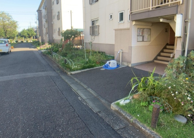 【庭】 | 相武台団地 | 庭があることでガーデニングや家庭菜園はもちろん、こどもの遊び場やペットを放して遊ぶことができます。また、家の周囲に余裕があるということです。隣地との間があれば、十分な日当たりと、風通しが確保できます。