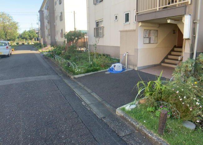 【庭】 | 相武台団地 | 庭があることでガーデニングや家庭菜園はもちろん、こどもの遊び場やペットを放して遊ぶことができます。また、家の周囲に余裕があるということです。隣地との間があれば、十分な日当たりと、風通しが確保できます。