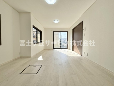 【居間・リビング】 | 静岡市葵区瀬名中央1丁目 中古戸建て | リビングです