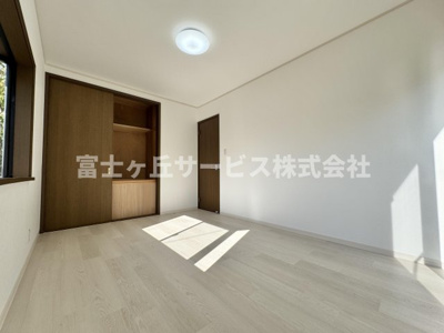 【洋室】 | 静岡市葵区瀬名中央1丁目 中古戸建て | 収納もある洋室です