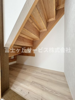 【収納】 | 静岡市葵区瀬名中央1丁目 中古戸建て | 階段下収納です