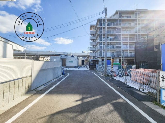糸島市荻浦3丁目第1-2棟(8号棟)の前面道路含む現地写真|前面道路は閑静な住宅地をはしる車通りの少ない道路。お車の出し入れが苦手なママや小さなお子様にも安心ですね。しっかり舗装もされているので、ベビーカーや自転車で通っても快適に通行できます。