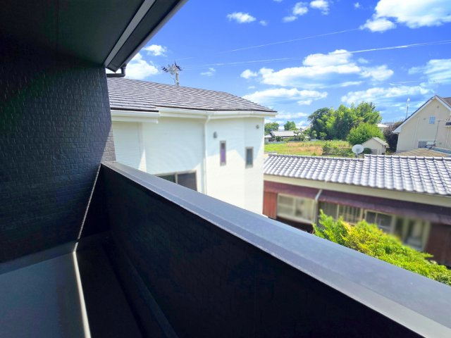 糸島市荻浦3丁目第1-2棟(8号棟)の展望|窓から緑が見える物件も魅力的です。