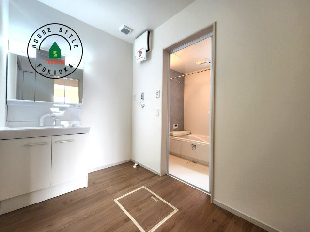 糸島市荻浦3丁目第1-2棟(7号棟)の脱衣所|ゆとりの洗面スペースで朝の身支度もスムーズに。暮らしを快適に変えるシャワー付洗面台です！