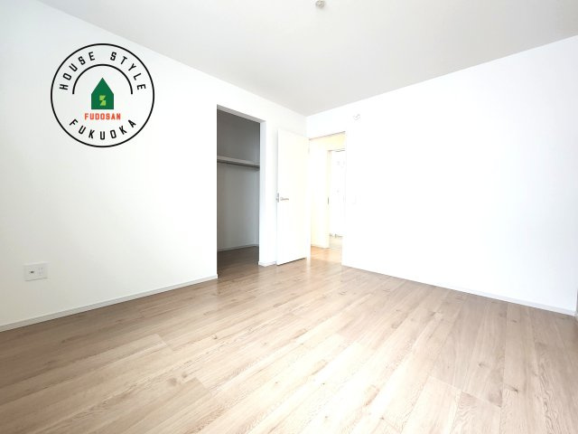 糸島市荻浦3丁目第1-2棟(7号棟)の内観：施工例|主寝室には収納力に優れたクローゼットがありますので、お部屋もすっきり片付きます。