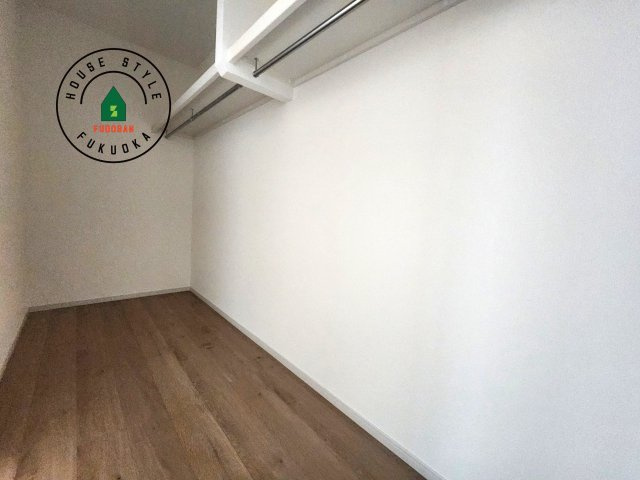 糸島市荻浦3丁目第1-2棟(7号棟)の収納|洋服や大きな荷物が多い方や人数の多いご家族などは、一般的なクローゼットよりもウォークインクローゼットのほうが使い勝手が良いです。