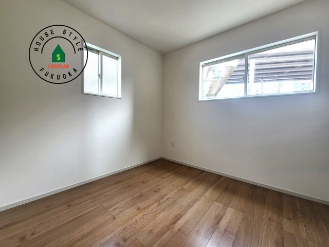 糸島市荻浦3丁目第1-2棟(7号棟)の子供部屋|柔らかい陽光が差し込む明るいお部屋を演出する設計。彩光の取れる窓が気持ちの良いお部屋を創り上げます。