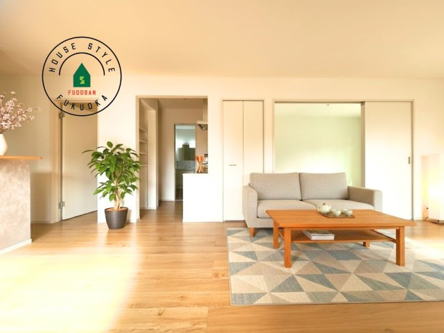 糸島市荻浦3丁目第1-2棟(7号棟)の居間・リビング|明るく開放的なリビングダイニングは豊かな陽光が注ぎ込み、やすらぎの空間を演出してくれます。ご家族で楽しいひとときをお過ごし下さい。※家具はCGを合成したものです。