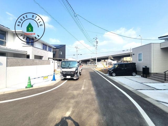 糸島市荻浦3丁目第1-2棟(7号棟)の前面道路含む現地写真|前面道路は閑静な住宅地をはしる車通りの少ない道路。お車の出し入れが苦手なママや小さなお子様にも安心ですね。しっかり舗装もされているので、ベビーカーや自転車で通っても快適に通行できます。