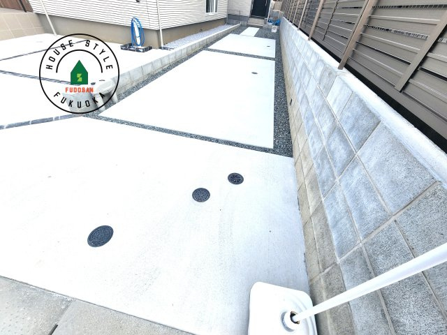 糸島市荻浦3丁目第1-2棟(7号棟)の駐車場|広々した駐車場になります。3台並列駐車となります。