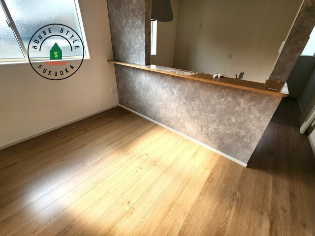 糸島市荻浦3丁目第1-2棟(7号棟)のダイニング|キッチンから立ち込める香りが今日の料理を期待させます。