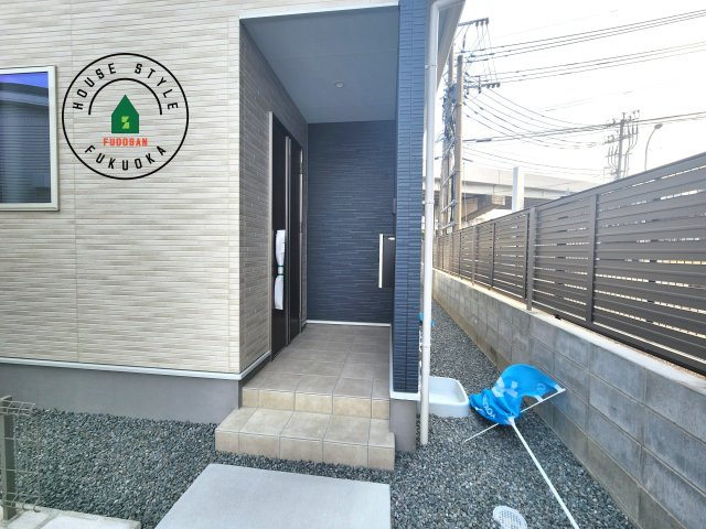 糸島市荻浦3丁目第1-2棟(7号棟)の玄関|おでかけの時も帰った時も、「我が家」を最初に感じでもらえる素敵な空間に。