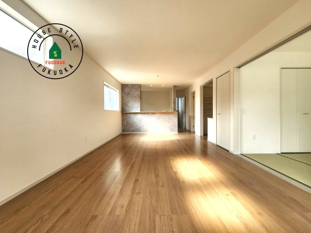 糸島市荻浦3丁目第1-2棟(7号棟)の内観：施工例|ご家族を近くに感じられる対面キッチンのLDK。会話もはずみそうですね。