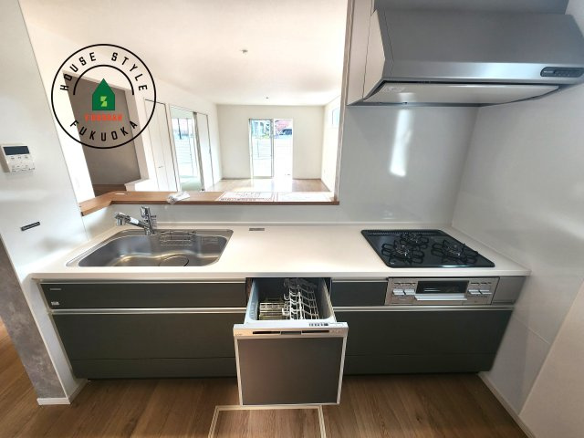 糸島市荻浦3丁目第1-2棟(7号棟)の内観：施工例|キッチン。グリル・食器洗い乾燥機・浄水器も完備。