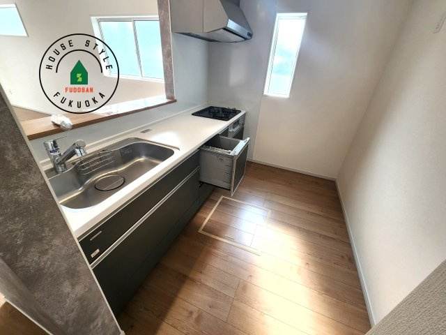 糸島市荻浦3丁目第1-2棟(7号棟)のキッチン|ダイニングテーブルへの配膳がラクラク、お料理はかどるカウンター付きシステムキッチン！