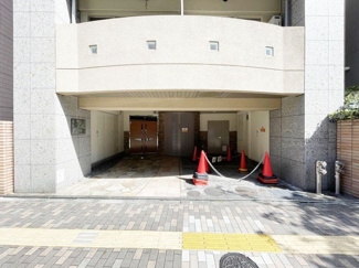 【エントランス】 | オートロックを備えた、マンションのエントランス。やはりセキュリティの観点は欠かすことができません。皆様を“安全”に送り出し、出迎えてくれます。～即日のご見学可能～　お問合せはお気軽にどうぞ。