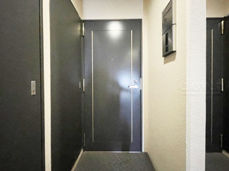 【その他共用部分】 | 皆様をお迎えする、お部屋の玄関ドア。開けやすさや開放角度、ドアノブの操作しやすさや鍵の形状などを、現地で一度ご確認ください。～即日のご見学可能～　お問合せはお気軽にどうぞ。