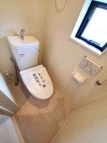 吉川市　中曽根1丁目　新築戸建　　全2棟のトイレ|落ち着いた色調のトイレです
