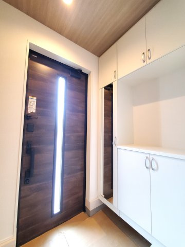 吉川市　中曽根1丁目　新築戸建　　全2棟の玄関|明るい玄関です