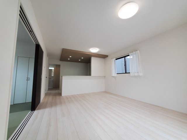 吉川市　中曽根1丁目　新築戸建　　全2棟の居間・リビング|ゆったりとしたリビングです