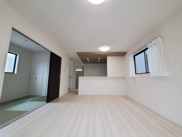 吉川市　中曽根1丁目　新築戸建　　全2棟の居間・リビング|こちらの居間で趣味の時間をお楽しみください