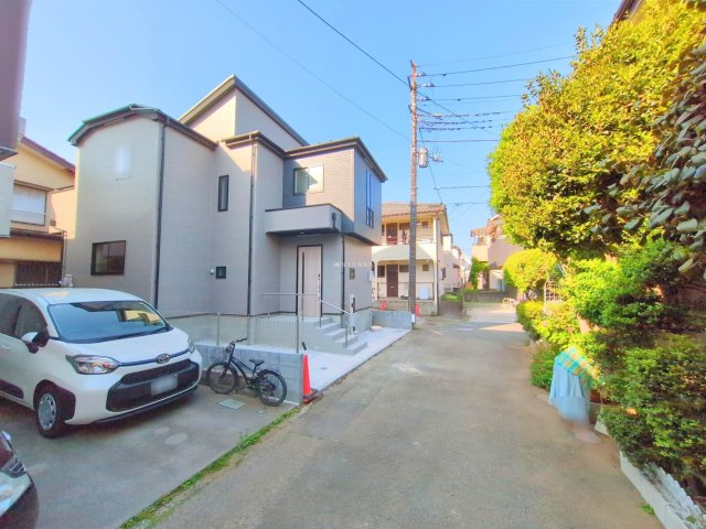 入間郡三芳町大字藤久保の新築一戸建の前面道路含む現地写真|川越街道が近く、車でのアクセスが良好ながら周辺は落ち着いた住宅街になっています。