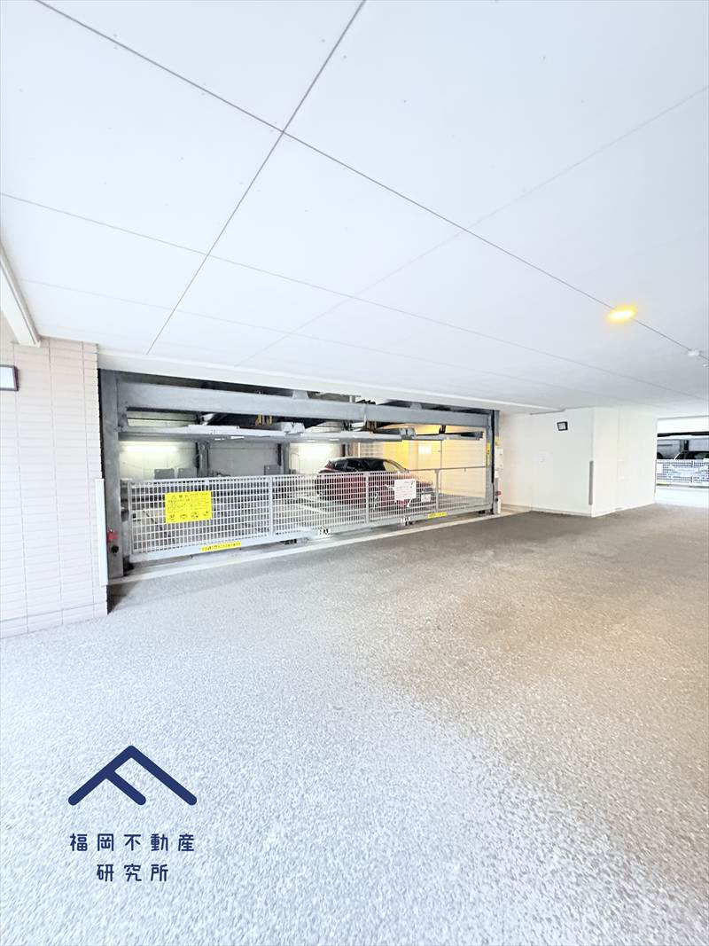 グランドメゾン大濠南の駐車場